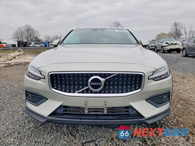 Piąte zdjęcie samochodu w środku: 2021 VOLVO V60 CROSS COUNTRY T5 MOMENTUM VIN:YV4102WK6M1074240 - miniatura
