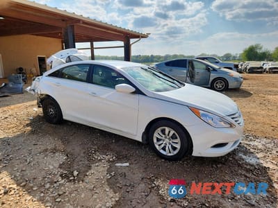 Czwarte zdjęcie samochodu z boku: 2013 HYUNDAI SONATA GLS VIN:5NPEB4AC6DH550585 - miniatura