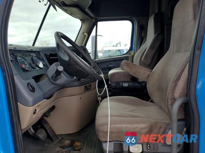 Piąte zdjęcie samochodu w środku: 2017 FREIGHTLINER CASCADIA 125 VIN:3AKJGLDR0HSHT4786 - miniatura