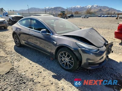 Czwarte zdjęcie samochodu z boku: 2019 TESLA MODEL 3 VIN:5YJ3E1EA0KF400182 - miniatura