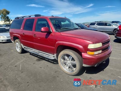 Czwarte zdjęcie samochodu z boku: 2004 CHEVROLET SUBURBAN K1500 VIN:3GNFK16T24G176259 - miniatura