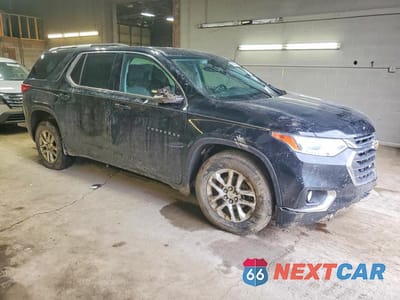 Czwarte zdjęcie samochodu z boku: 2018 CHEVROLET TRAVERSE LT VIN:1GNEVGKW6JJ272136 - miniatura