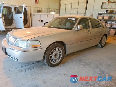 2010 LINCOLN TOWN CAR SIGNATURE LIMITED 2LNBL8CV5AX613381 - główne zdjęcie licytacji z USA - miniatura