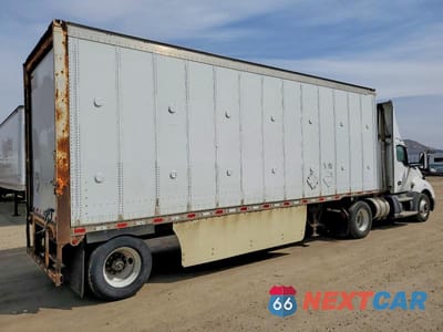 Czwarte zdjęcie samochodu z boku: 2016 KENWORTH T680 SEMI TRUCK VIN:1XKYA48X3GJ496655 - miniatura