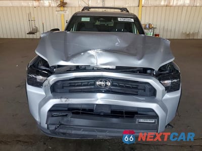 Piąte zdjęcie samochodu w środku: 2025 TOYOTA 4RUNNER SR5 VIN:JTEVA5BR1S5025602 - miniatura