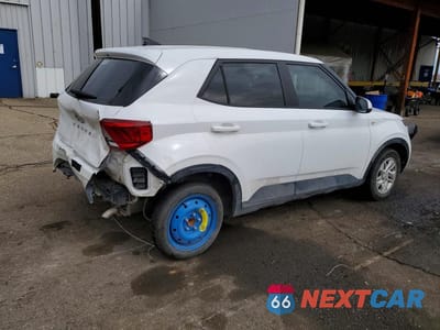 Trzecie zdjęcie samochodu z tyłu: 2021 HYUNDAI VENUE SE VIN:KMHRB8A30MU111991 - miniatura