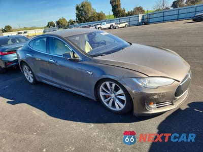 Czwarte zdjęcie samochodu z boku: 2015 TESLA MODEL S VIN:5YJSA1E40FF114985 - miniatura