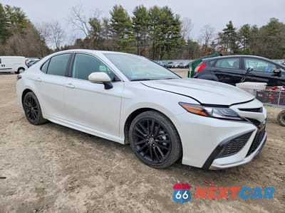 Czwarte zdjęcie samochodu z boku: 2022 TOYOTA CAMRY HYBRID XSE VIN:4T1K31AK0NU590685 - miniatura