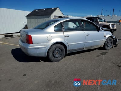 Trzecie zdjęcie samochodu z tyłu: 1998 VOLKSWAGEN PASSAT GLS VIN:WVWMA63B0WE163032 - miniatura