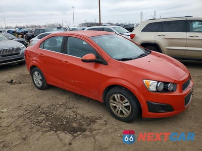 Czwarte zdjęcie samochodu z boku: 2013 CHEVROLET SONIC LT VIN:1G1JC5SHXD4157246 - miniatura