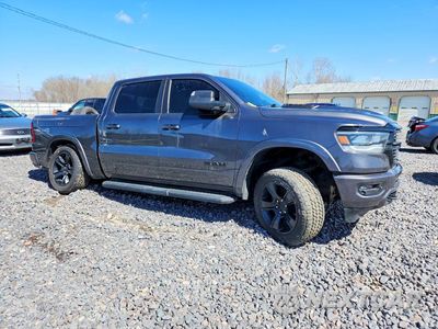 Czwarte zdjęcie samochodu z boku: 2022 RAM 1500 LARAMIE VIN:1C6SRFJM3NN371691 - miniatura