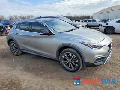 Czwarte zdjęcie samochodu z boku: 2018 INFINITI QX30 PREMIUM VIN:SJKCH5CR0JA046384 - miniatura