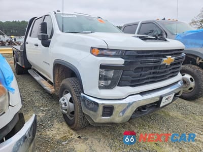 Czwarte zdjęcie samochodu z boku: 2025 CHEVROLET SILVERADO HD FLATBED TRUCK VIN:1GB4KSEY6SF180420 - miniatura