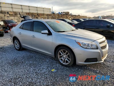 Czwarte zdjęcie samochodu z boku: 2013 CHEVROLET MALIBU 1LT VIN:1G11D5RR8DF107087 - miniatura