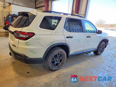 Trzecie zdjęcie samochodu z tyłu: 2025 HONDA PILOT TRAILSPORT VIN:5FNYG1H64SB004070 - miniatura