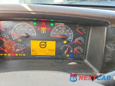 Zdjęcie 8 z 10 samochodu: 2016 VOLVO VNL SEMI TRUCK VIN:4V4NC9EJ2GN945777 - miniatura