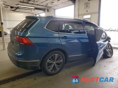 Trzecie zdjęcie samochodu z tyłu: 2018 VOLKSWAGEN TIGUAN SE VIN:3VV2B7AX6JM066110 - miniatura