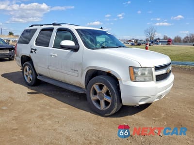 Czwarte zdjęcie samochodu z boku: 2011 CHEVROLET TAHOE K1500 LT VIN:1GNSKBE04BR386712 - miniatura