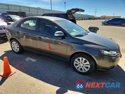 Czwarte zdjęcie samochodu z boku: 2010 KIA FORTE 4D EX VIN:KNAFU4A22A5843687 - miniatura