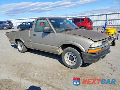 Czwarte zdjęcie samochodu z boku: 2002 CHEVROLET S TRUCK S10 VIN:1GCCS145428262126 - miniatura