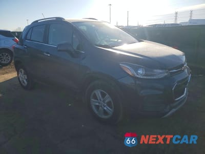 Czwarte zdjęcie samochodu z boku: 2019 CHEVROLET TRAX 1LT VIN:3GNCJLSB0KL198974 - miniatura