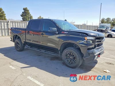 Czwarte zdjęcie samochodu z boku: 2021 CHEVROLET SILVERADO K1500 LT TRAIL BOSS VIN:3GCPYFEL0MG450696 - miniatura