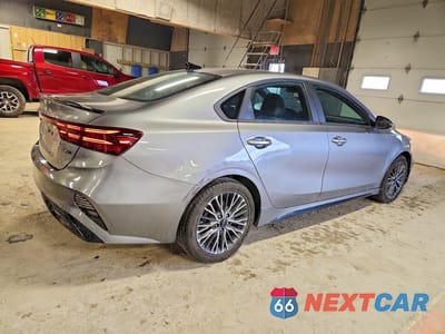 Trzecie zdjęcie samochodu z tyłu: 2023 KIA FORTE GT-LINE VIN:3KPF54AD8PE586694 - miniatura