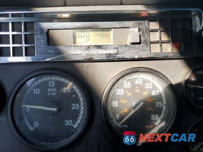Zdjęcie 8 z 10 samochodu: 2013 FREIGHTLINER CASCADIA SEMI TRUCK VIN:1FUJGLDR5DLBA7177 - miniatura
