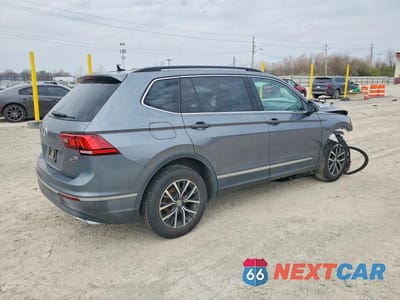 Trzecie zdjęcie samochodu z tyłu: 2018 VOLKSWAGEN TIGUAN SE, 4MOTION SEL VIN:3VV2B7AX5JM199926 - miniatura