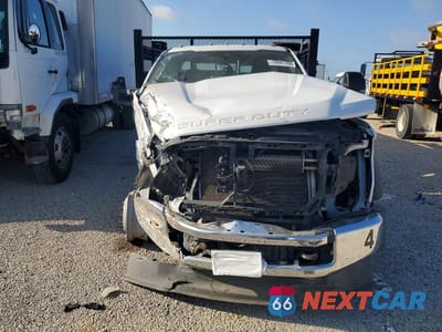 Piąte zdjęcie samochodu w środku: 2022 FORD F550 SUPER DUTY VIN:1FDUF5GN8NDA27201 - miniatura
