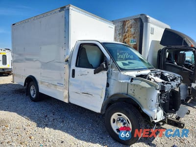 Czwarte zdjęcie samochodu z boku: 2023 CHEVROLET EXPRESS G3500 BOX TRUCK VIN:1GB0GRFP0P1106798 - miniatura