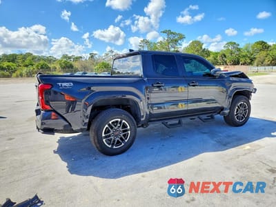 Trzecie zdjęcie samochodu z tyłu: 2025 TOYOTA TACOMA TRD SPORT VIN:3TMKB5FN7SM038439 - miniatura