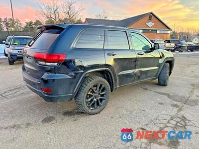 Czwarte zdjęcie samochodu z boku: 2021 JEEP GRAND CHEROKEE LAREDO VIN:1C4RJFAG0MC541945 - miniatura