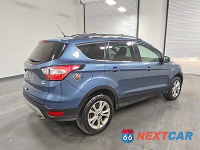 Trzecie zdjęcie samochodu z tyłu: 2018 FORD ESCAPE SE VIN:1FMCU9GD8JUC66340 - miniatura