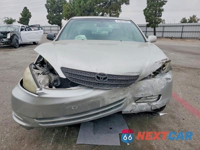 Piąte zdjęcie samochodu w środku: 2002 TOYOTA CAMRY LE VIN:JTDBE32K420105377 - miniatura