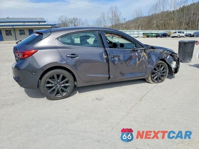 Trzecie zdjęcie samochodu z tyłu: 2018 MAZDA 3 TOURING VIN:3MZBN1L31JM240093 - miniatura