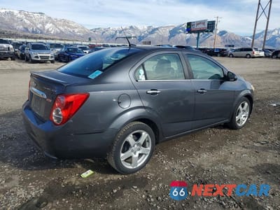 Trzecie zdjęcie samochodu z tyłu: 2013 CHEVROLET SONIC LTZ VIN:1G1JE5SBXD4105699 - miniatura