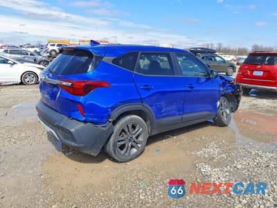 Trzecie zdjęcie samochodu z tyłu: 2021 KIA SELTOS LX VIN:KNDEPCAA2M7049028 - miniatura