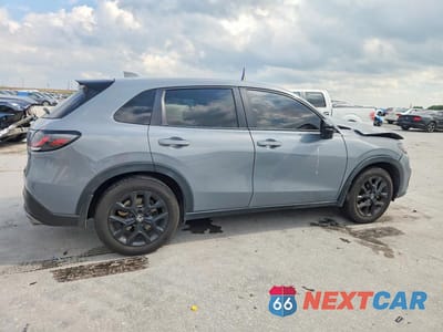 Trzecie zdjęcie samochodu z tyłu: 2023 HONDA HR-V SPORT VIN:3CZRZ1H50PM712321 - miniatura