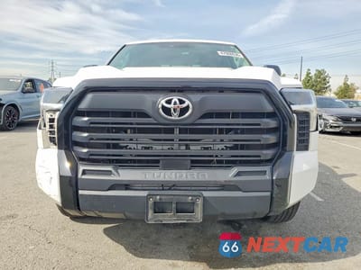 Piąte zdjęcie samochodu w środku: 2023 TOYOTA TUNDRA SR VIN:5TFKB5CD8PX001610 - miniatura