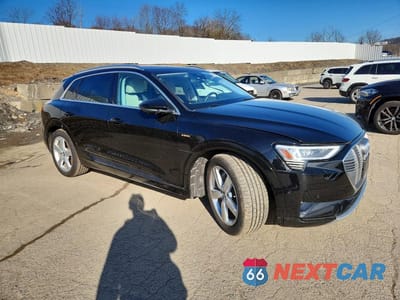 Czwarte zdjęcie samochodu z boku: 2019 AUDI E-TRON PREMIUM PLUS VIN:WA1LAAGE9KB008956 - miniatura