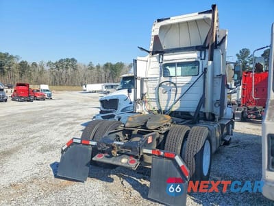 Czwarte zdjęcie samochodu z boku: 2015 VOLVO VNL SEMI TRUCK VIN:4V4N19TG7FN922782 - miniatura