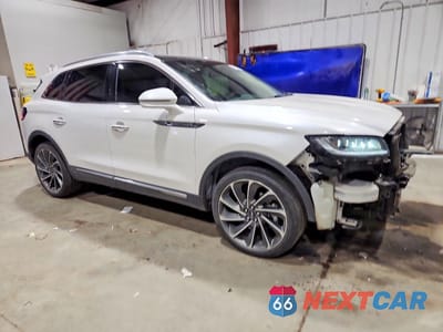 Czwarte zdjęcie samochodu z boku: 2019 LINCOLN NAUTILUS RESERVE VIN:2LMPJ8LP0KBL57618 - miniatura