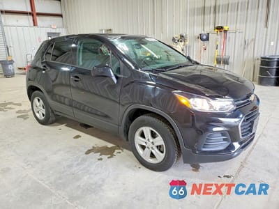 Czwarte zdjęcie samochodu z boku: 2020 CHEVROLET TRAX LS VIN:KL7CJNSB5LB325058 - miniatura