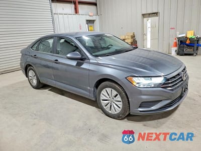 Czwarte zdjęcie samochodu z boku: 2019 VOLKSWAGEN JETTA S VIN:3VWC57BU2KM240798 - miniatura