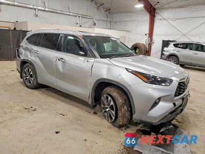 Czwarte zdjęcie samochodu z boku: 2022 TOYOTA HIGHLANDER XLE VIN:5TDGZRBH1NS596767 - miniatura