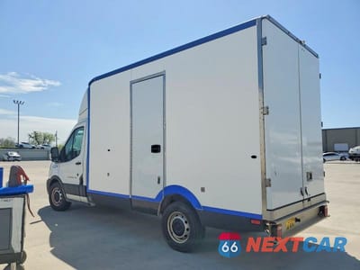 Trzecie zdjęcie samochodu z tyłu: 2022 FORD TRANSIT DELIVERY TRUCK VIN:1FDBW5Z81NKA31679 - miniatura