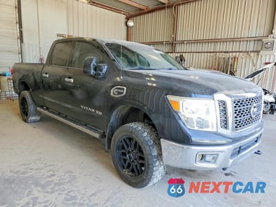 Czwarte zdjęcie samochodu z boku: 2017 NISSAN TITAN XD SV VIN:1N6BA1F32HN533301 - miniatura