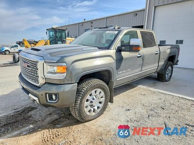 2018 GMC SIERRA K2500 DENALI 1GT12UEY7JF193041 - główne zdjęcie licytacji z USA - miniatura