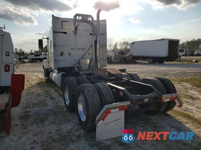 Trzecie zdjęcie samochodu z tyłu: 2013 VOLVO VNL SEMI TRUCK VIN:4V4NC9EJ0DN143269 - miniatura